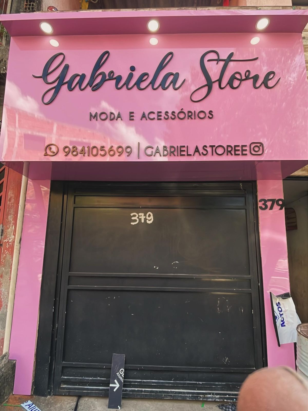 Gabriela Store - Fachada comercial em São Paulo por Fachadas Donaria